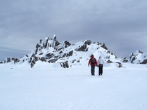 Syysreissumme ajoittui hieman myöhäisemmäksi, kuin osasimme varautua. Tässä taloudenhoitajamme ja sihteerimme patikoivat kohti vuoria.
Kuva: www.freeimages.co.uk
